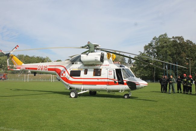 Prezydencki śmigłowiec na stadionie - zdjęcia