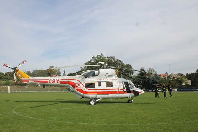 Prezydencki śmigłowiec na stadionie - zdjęcia