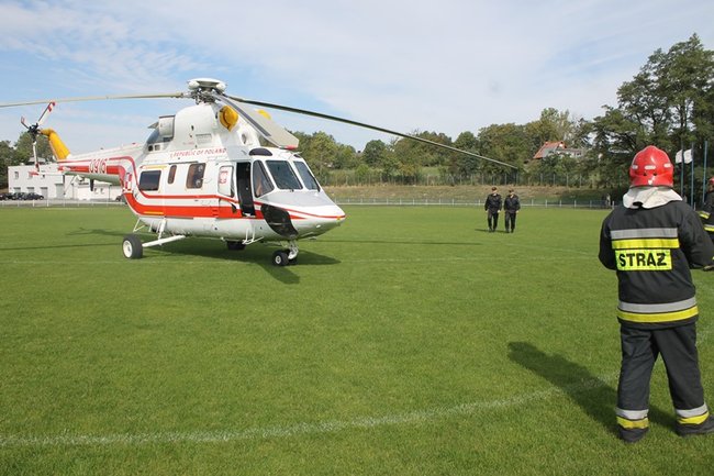 Prezydencki śmigłowiec na stadionie - zdjęcia