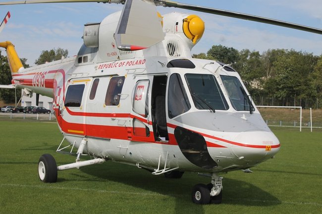 Prezydencki śmigłowiec na stadionie - zdjęcia