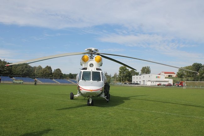 Prezydencki śmigłowiec na stadionie - zdjęcia