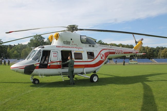 Prezydencki śmigłowiec na stadionie - zdjęcia