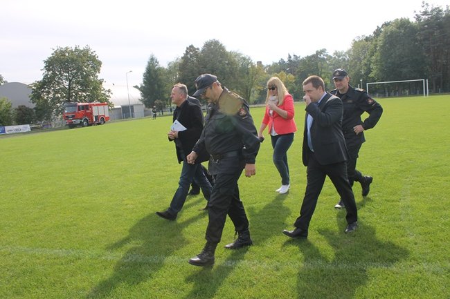 Prezydencki śmigłowiec na stadionie - zdjęcia