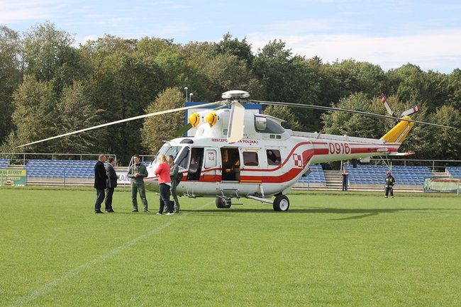 Prezydencki śmigłowiec na stadionie - zdjęcia