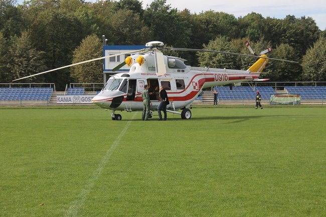 Prezydencki śmigłowiec na stadionie - zdjęcia