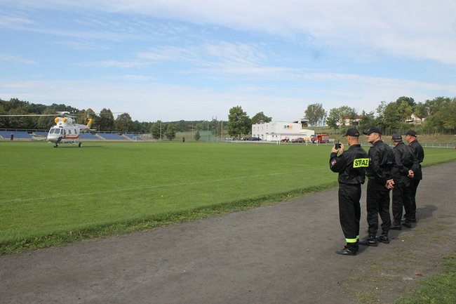 Prezydencki śmigłowiec na stadionie - zdjęcia