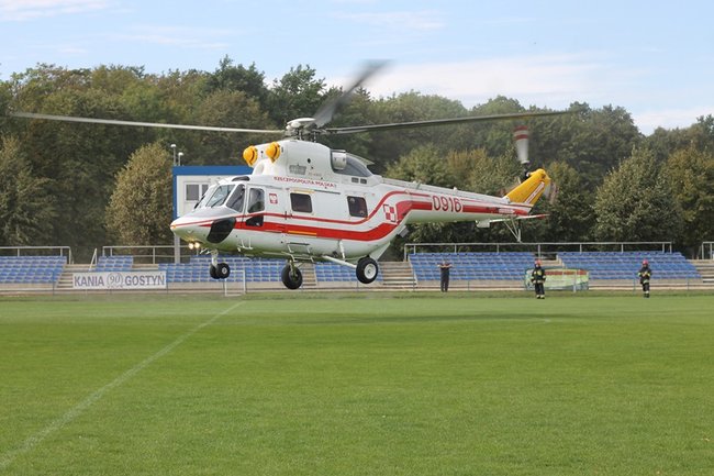 Prezydencki śmigłowiec na stadionie - zdjęcia