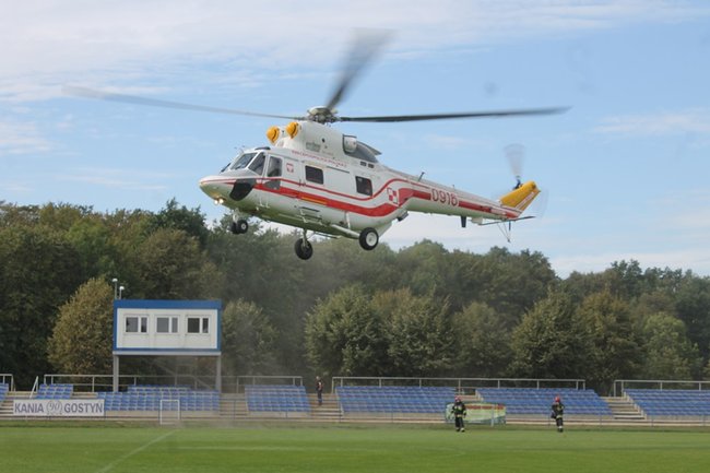 Prezydencki śmigłowiec na stadionie - zdjęcia
