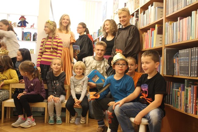 Koń, biedronka i rycerz czytają bajki - zdjęcia