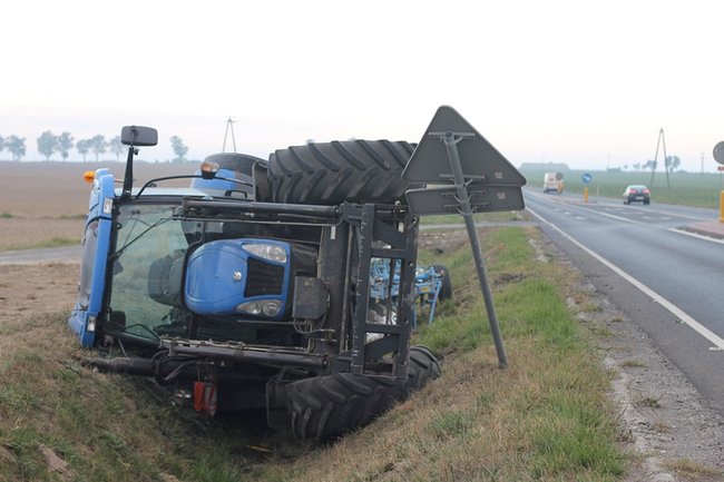 Nastolatek wjechał do rowu - zdjęcia