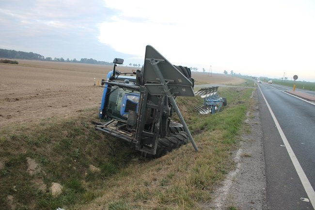 Nastolatek wjechał do rowu - zdjęcia