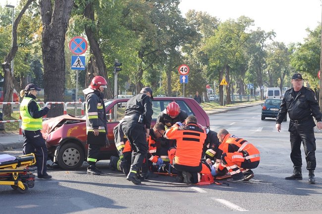 Wypadek na skrzyżowaniu - zdjęcia