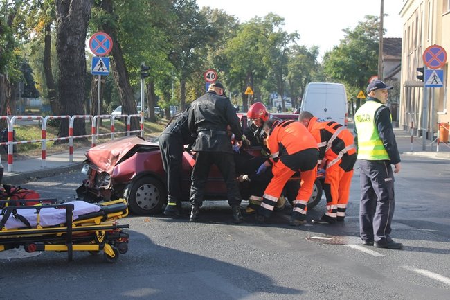 Wypadek na skrzyżowaniu - zdjęcia