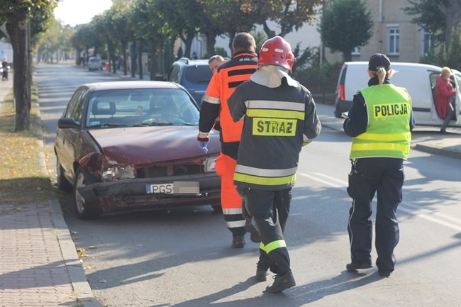 Wypadek na skrzyżowaniu - zdjęcia