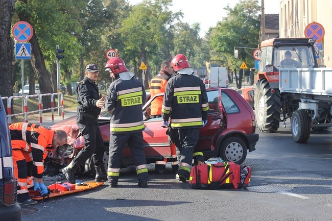 Wypadek na skrzyżowaniu - zdjęcia
