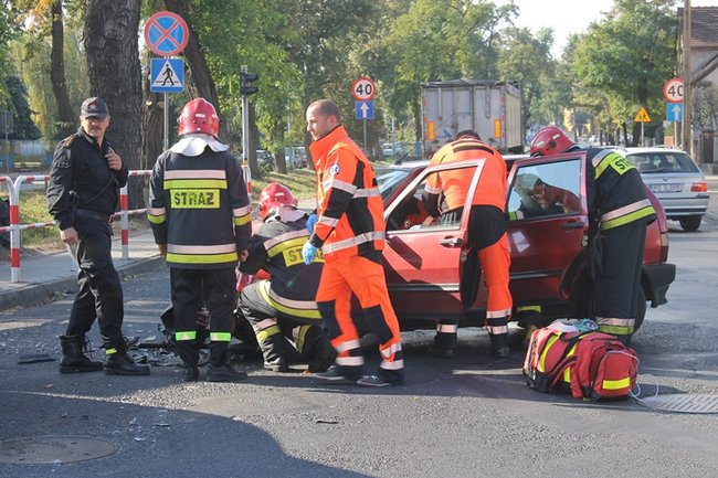 Wypadek na skrzyżowaniu - zdjęcia