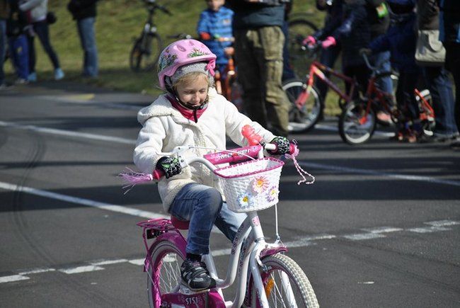Rowerami po torze kartingowym ? zdjęcia
