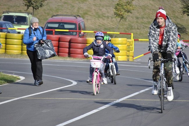 Rowerami po torze kartingowym ? zdjęcia