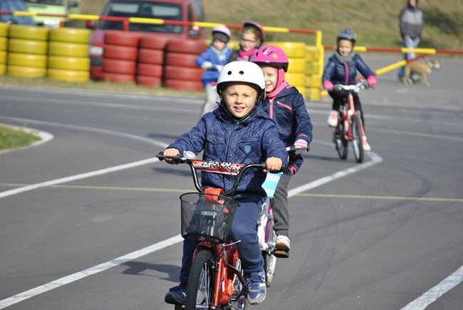 Rowerami po torze kartingowym ? zdjęcia