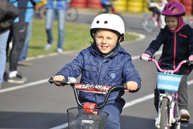 Rowerami po torze kartingowym ? zdjęcia