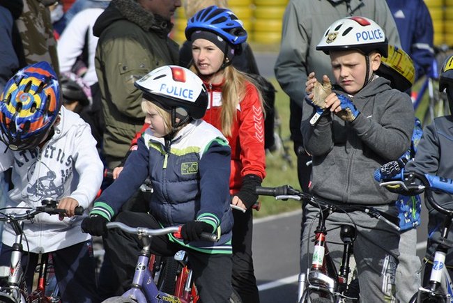 Rowerami po torze kartingowym ? zdjęcia