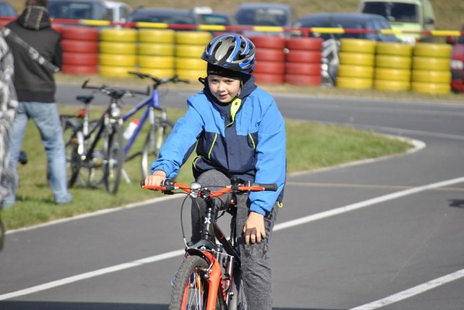 Rowerami po torze kartingowym ? zdjęcia