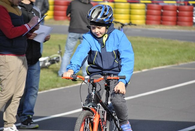 Rowerami po torze kartingowym ? zdjęcia
