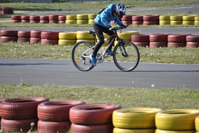 Rowerami po torze kartingowym ? zdjęcia