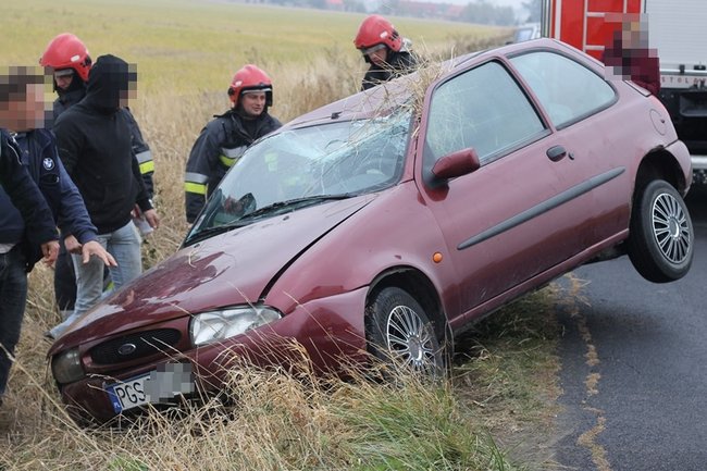 Wjechała fordem do rowu - zdjęcia