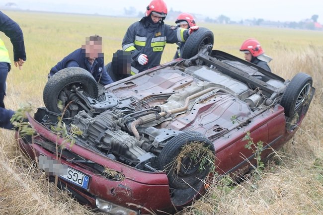 Wjechała fordem do rowu - zdjęcia
