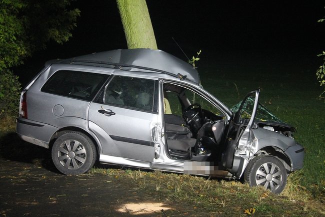 Uderzył w drzewo. Poniósł śmierć na miejscu