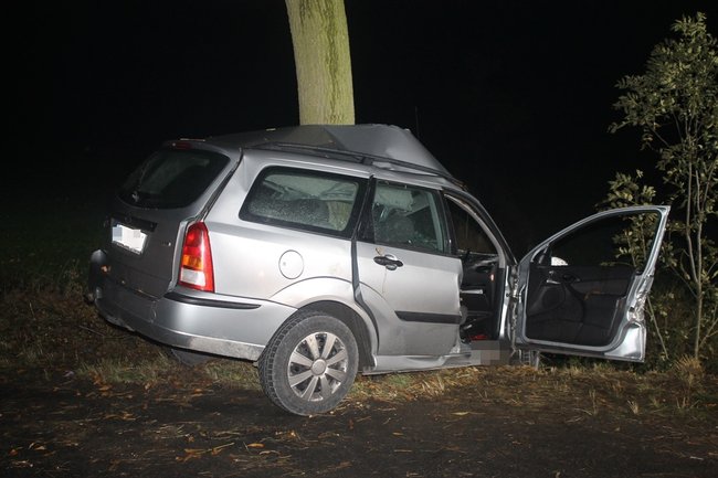 Uderzył w drzewo. Poniósł śmierć na miejscu