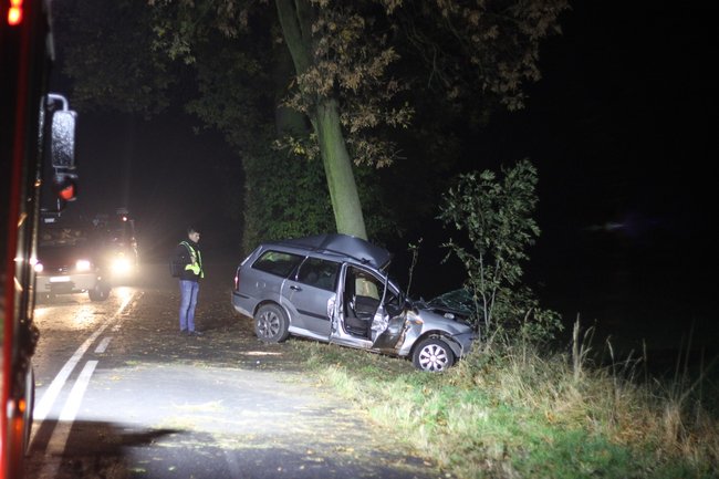 Uderzył w drzewo. Poniósł śmierć na miejscu