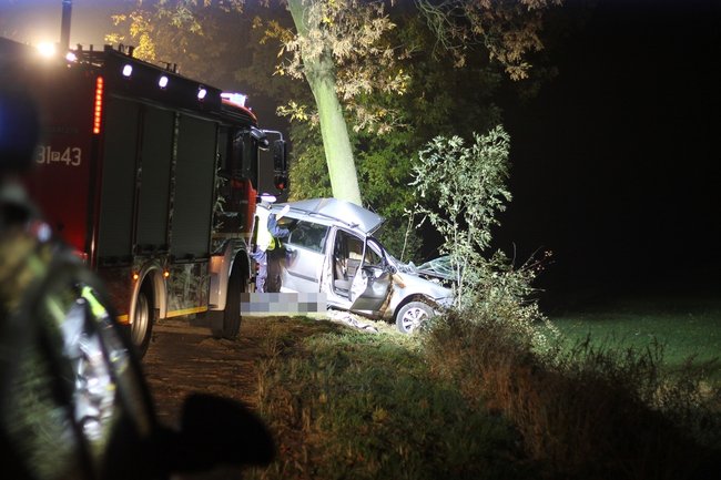 Uderzył w drzewo. Poniósł śmierć na miejscu