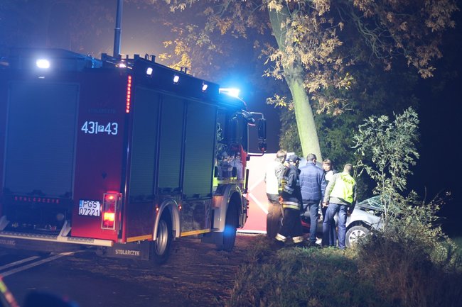 Uderzył w drzewo. Poniósł śmierć na miejscu