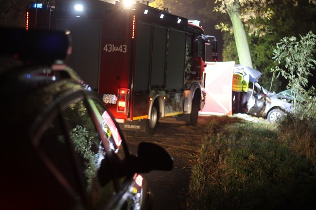 Uderzył w drzewo. Poniósł śmierć na miejscu