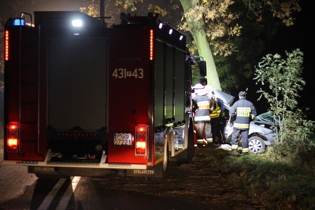 Uderzył w drzewo. Poniósł śmierć na miejscu