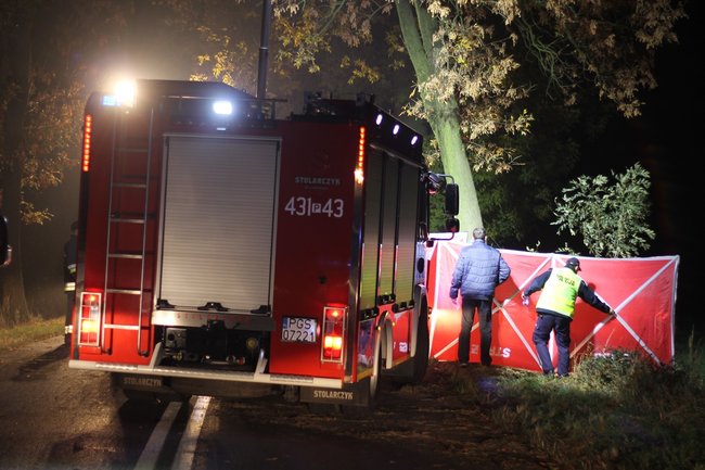 Uderzył w drzewo. Poniósł śmierć na miejscu