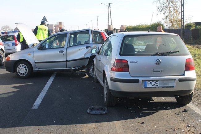 Wypadek przy wylocie z Piasków - zdjęcia