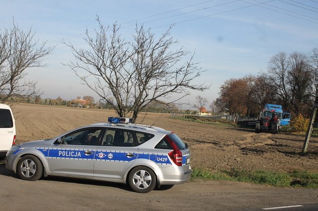 Tir utknął w rowie - zdjęcia