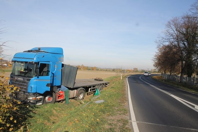 Tir utknął w rowie - zdjęcia