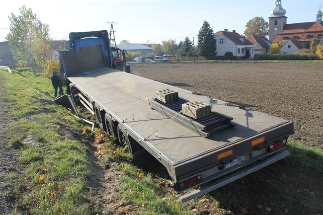 Tir utknął w rowie - zdjęcia
