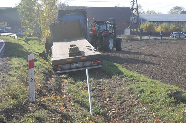Tir utknął w rowie - zdjęcia