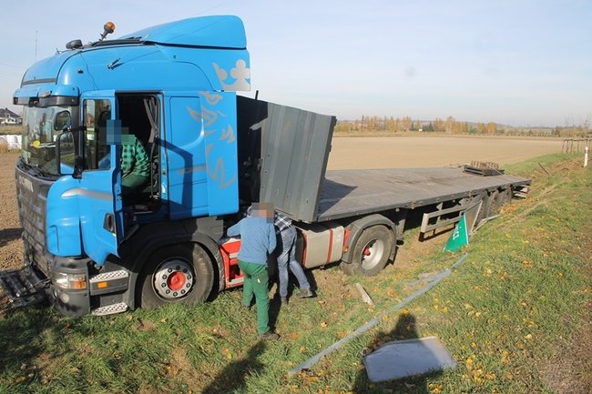 Tir utknął w rowie - zdjęcia