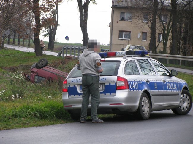 Poślizg zakończony dachowaniem - zdjęcia