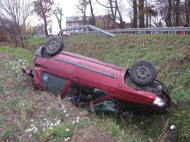 Poślizg zakończony dachowaniem - zdjęcia
