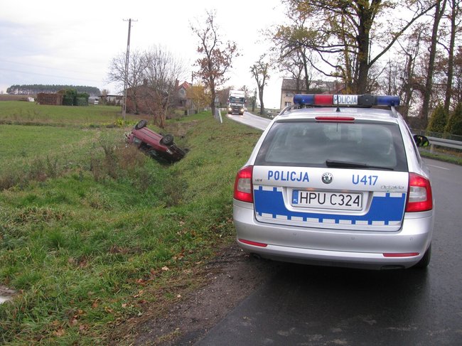 Poślizg zakończony dachowaniem - zdjęcia