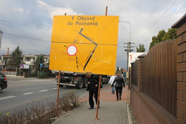 Uderzył głową w znak - zdjęcia