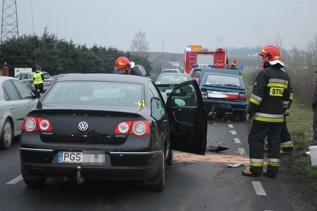 Zderzenie trzech samochodów - zdjęcia