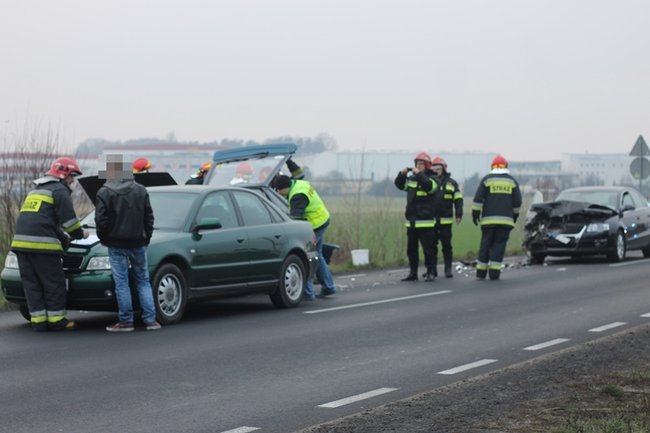 Zderzenie trzech samochodów - zdjęcia